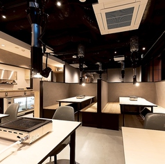 【テーブル席】同施設に宿泊されている観光客の方にもおすすめです！時間を気にせず、ゆったりと焼肉とお酒をお楽しみいただけます◎