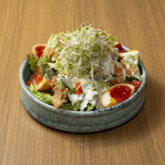半熟蘭王のシーザーサラダ～鶏皮せんべい付き～