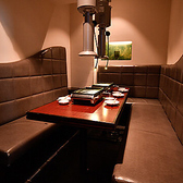 当店では都会の喧騒を忘れさせるプライベートな完全個室を完備しております。周囲を気にせず、大切な方との語らいやビジネスシーンでの接待、ご家族での和やかなお食事に最適です。ゆったりとした設えと落ち着いた照明が織りなす空間で、極上の焼肉と共に至福のひとときを心ゆくまでお過ごしいただけます。