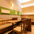 テーブル席は8席ご用意しており、広々としたスペースで快適にお過ごしいただけます。落ち着いた色合いと心地よい照明の内装が、リラックスした雰囲気を醸し出しています。ご友人やご家族との楽しい会話、あるいは会社仲間とのご利用などに最適です。明るい店内での食事は格別です。ぜひ特別なひとときをお楽しみください。