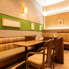 テーブル席は8席ご用意しており、広々としたスペースで快適にお過ごしいただけます。落ち着いた色合いと心地よい照明の内装が、リラックスした雰囲気を醸し出しています。ご友人やご家族との楽しい会話、あるいは会社仲間とのご利用などに最適です。明るい店内での食事は格別です。ぜひ特別なひとときをお楽しみください。