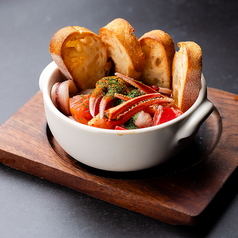 蟹といかとトマトの熱々アヒージョ