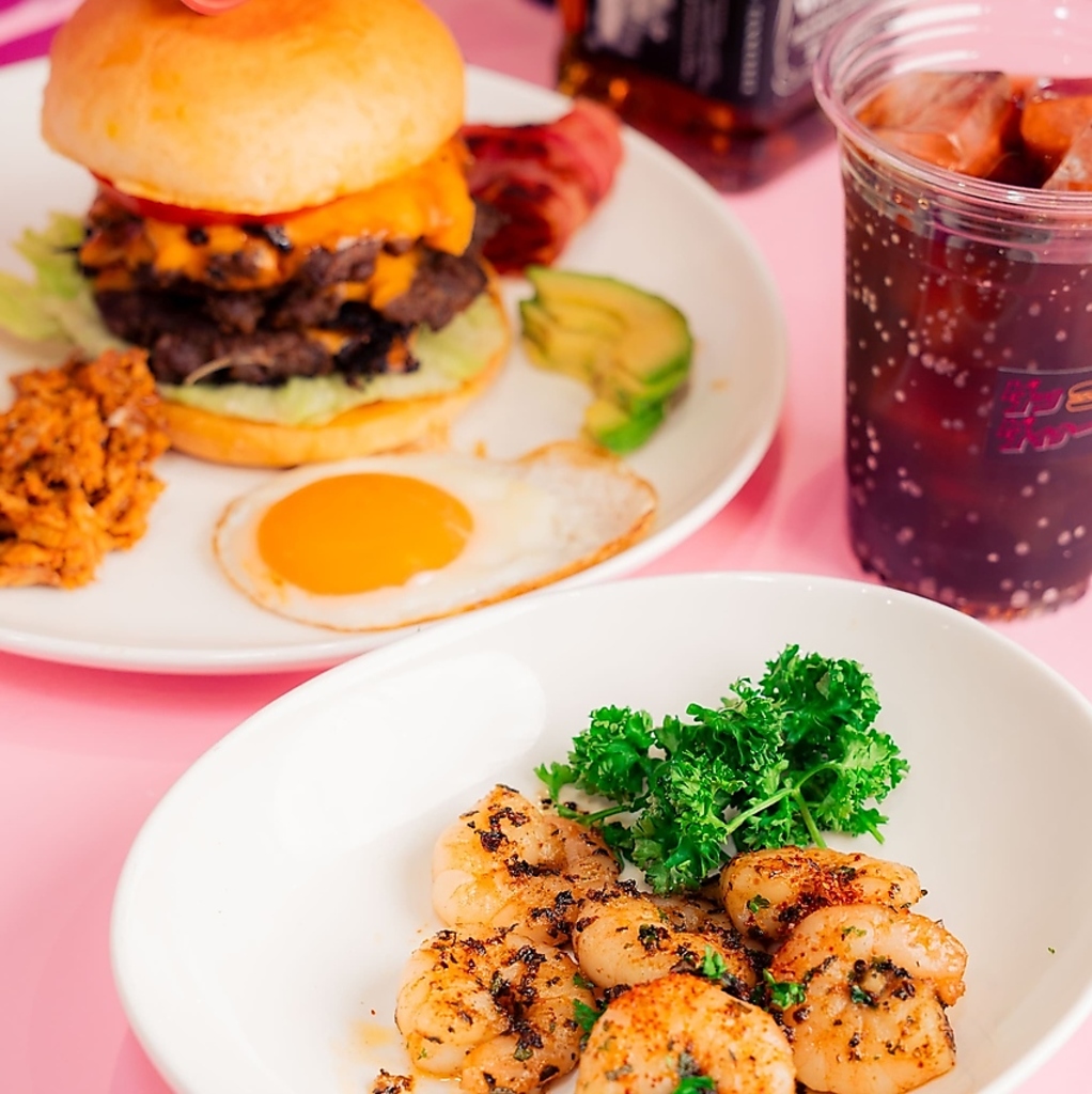 ハンバーガーだけでなくサラダやサイドメニューも充実！バラエティ豊かな美味しさをご堪能ください♪