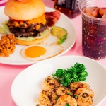 ハンバーガーだけでなくサラダやサイドメニューも充実！バラエティ豊かな美味しさをご堪能ください♪