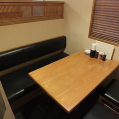 【1F】友人同士の飲み会や同僚との食事に使い勝手の良いテーブル席。落ち着いた雰囲気の中で、お酒を片手に多彩な一品料理を心ゆくまで堪能できます。パーソナルな空間を保ちつつ、会話が自然と弾むレイアウトは、どんなシーンでも外さない安定の選択肢です。