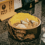 市場直送の新鮮な魚介をふんだんに使用した特製ちらし寿司！彩り豊かで目でも楽しめる自慢の一品です