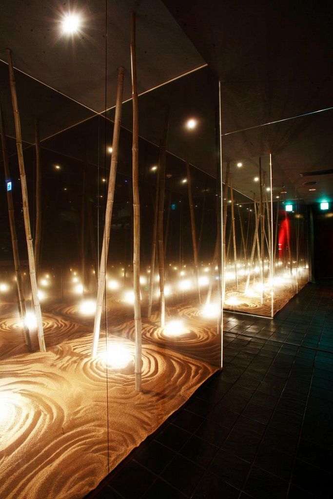 ドアを開け店内へ…竹とミラーマジックの幻想的なエントランス。時空を超えた異空間へようこそ・・・