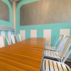 6-8名様でご利用いただけるテーブル席。 パーテーションで仕切れば半個室空間に早変わり。プライベート感を大切にしながら、リラックスして過ごせます。