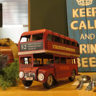 本場の雰囲気を伝える装飾品