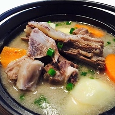 塩茹で骨付きラム肉入りスープ