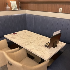 お荷物が多くてもゆったりお使いいただけるボックス席