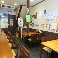 落ち着いた雰囲気のカウンター席で、料理を目の前に楽しめます。会話も楽しみながら、特別な時間をお過ごしください。