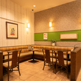 合計16席をご用意しており、広々とした空間で心地よくお過ごしいただけます。落ち着いた色合いのインテリアと柔らかな照明が、リラックスした雰囲気を生み出しています。ご友人やご家族との楽しい会話はもちろん、お一人の時間を静かに楽しむのにも最適です。居心地の良い席で、お好きなスタイルでおくつろぎいただけます。
