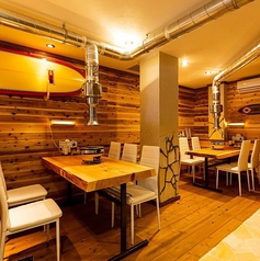 ゆったり座れるテーブル席をご用意しております。