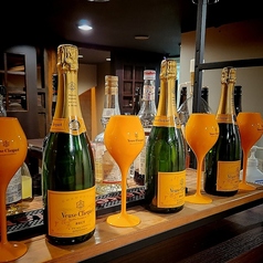 黒家では、上質なワインやシャンパンも多数ご用意。料理とのマリアージュを楽しみながら、特別なひとときを心ゆくまでお過ごしください。