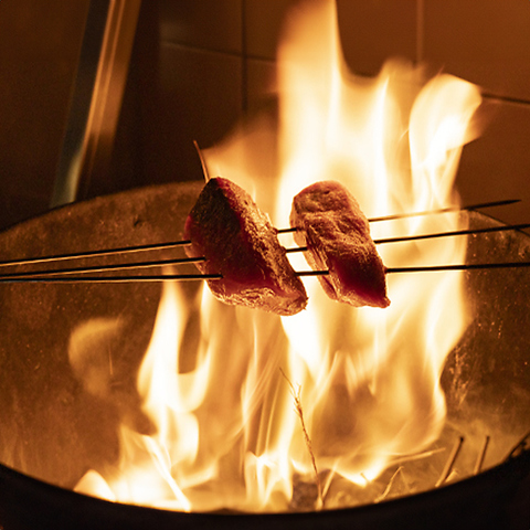 全国から選りすぐりの地酒や焼酎をラインナップ◎産地直送の鮮魚の刺身や藁焼きも絶品