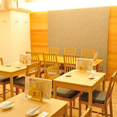 【2階席】4人掛けテーブル×4 仕事仲間やご友人とのご利用にぴったりのテーブル席です。普段使いにも飲み会にもご利用いただけます。