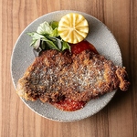 名物！揚げ焼きした"ビーフカツレツ"200gのボリュームながらハーブ香るサクっとお召がりいただけます