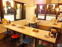 【2Fテーブル席】2階には4名様用のテーブル席が5卓あり、少人数からグループでのご利用まで対応可能です。ゆったりとした空間で、周りを気にせず仲間と語らいながらお食事をお愉しみいただけます。