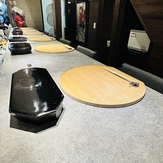 【お一人様歓迎】当店のカウンター席は1名様用が6席ございます。お一人様でも気軽にご利用いただけるスペースで、料理を楽しみながらシェフとの会話を楽しむことができます。ゆったりとした時間をお過ごしください。