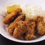 サクサクの衣とふっくらとした身がたまらない当店自慢の「牡蠣フライ」は、ひと味違う仕上がりです！