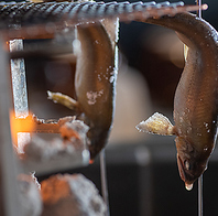 和モダンな店内で名物「原始焼き」をご堪能ください。