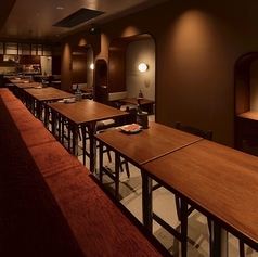 【ベンチシート】ゆったり座れるソファー席もご利用いただけます。