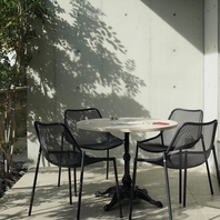 【開放感バッチリのテラス席も】