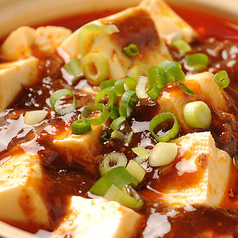 海老チリ／油淋鶏／麻婆豆腐（写真）／特製焼き餃子／海老マヨネーズ／ピータン