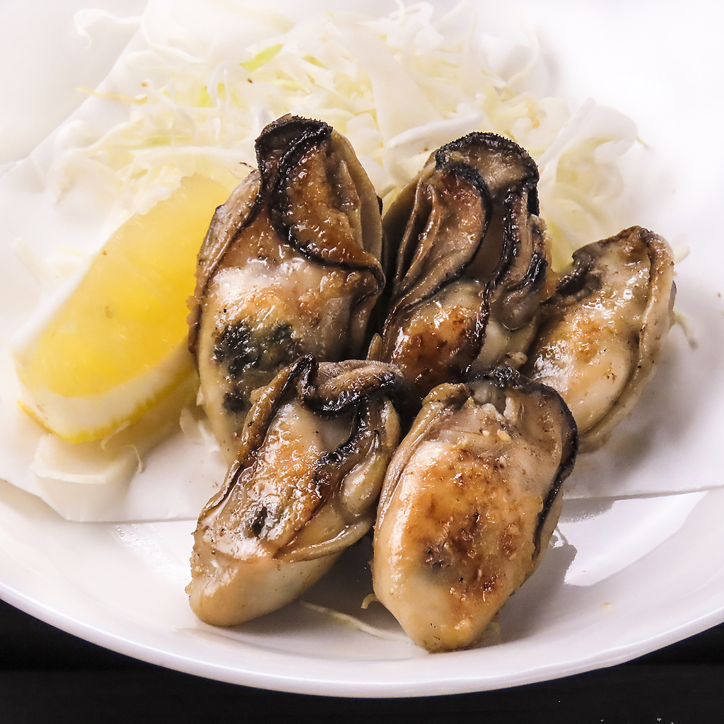 バターの豊かな風味とにんにくの香りが食欲をそそる「牡蠣のガーリックバターソテー」はまさに絶品◎