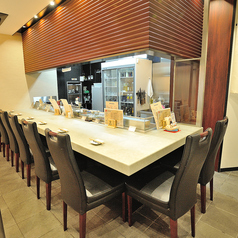 【1階席】カウンター席×6 常連のお客様やデートでのご利用にオススメ。落ち着いた雰囲気で、じっくりご歓談いただけます。