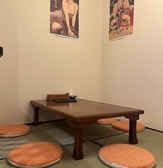 当店は安心してご利用いただけるよう、座席同士に間隔を設け、他グループとの相席を禁止しております。また、多数の人が触れる場所の定期的な消毒を行い、衛生管理にも努めております。