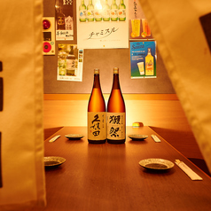 【個室】情緒漂うこだわりの個室でまったりとお料理をお楽しみいただけます。間接照明とこだわりの内装でおもてなし。周囲を気にすることのない完全プライベート空間でゆったりとお召し上がりください。