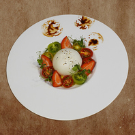 農家直送の新鮮素材を使用した前菜と至福のデザート！