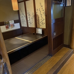 ご家族連れやグループでのご利用にぴったりな4名様掛けテーブル。広めのテーブルで、お一人ずつのうな重を並べてもゆったりとお使いいただけます。