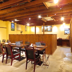 店内には、ゆったり座れる4名掛けテーブルを6席ご用意。少人数の飲み会やご家族でのディナーに最適です。