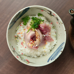 大摩桜鶏刺しの出汁茶漬け