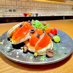サーモンとマスカルポーネと季節の果物のパンケーキ