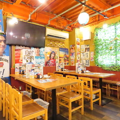 当店のテーブル席は、広々とした空間でゆったりと食事を楽しめるよう設計されています。温かみのある木目を基調とした内装と、柔らかな照明が、心安らぐ雰囲気を演出しており、リラックスしてお過ごしいただけます。