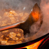 特級料理師を始め、本場中国の料理人の知識と技術が自慢です。　麻婆豆腐等は、その日の気温、湿度の違いにより調味料の量や、鍋の振り方が毎日変わるそうです。当店には職人の確かな技術がございます。