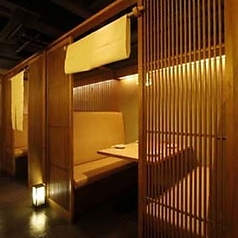 2名様から4名様までご利用いただける半個室は、接待利用にも大変喜ばれております◎落ち着いた雰囲気で、ゆっくりと会話をお楽しみいただけます。