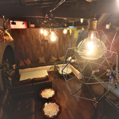 おひとり様でもゆったりとお使い頂けるカウンター席となっております◎さっと一杯楽しむも良し、ご飯をがっつり食べるも良し、ゆっくりお楽しみいただけるすすめのお席です！お好みにあった使い方をしていただければと思います◎