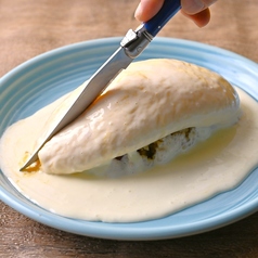 【1】まず、プルプルのオムレツにナイフをすーっと投入。