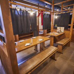 6名様まで座れる大きいテーブルタイプです♪テーブル、座敷、個室と、豊富な席タイプをご用意。女子会、合コン、仕事帰りのサク飲み、接待など、利用シーンに応じて最適なお席にご案内可能です。