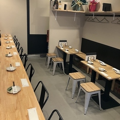 カウンター席はお一人様だけでなく、二人での食事にもおすすめ。仕事帰りの軽い一杯や、二人でゆっくり語らう食事にぴったりの贅沢な空間です。