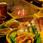 わびさび名物七輪でのお食事をご堪能下さい。炭火の香りを目の前で嗜む贅沢で至福の時間をご堪能あれ