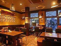 4名様テーブルが6卓のホール席15名様以上でホール席部分の貸切できます。