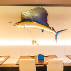 4名様がけのテーブル席は隣の席と繋げると、人数に合わせてお使いいただけます！女子会や会社宴会など様々なシーンにオススメ！新しく綺麗な店舗でゆったりとくつろぎながら美味しいお料理やドリンクをお楽しみください♪