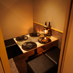 やさしく灯る照明とお皿とお箸が並ぶテーブル！シンプルながらも上質感があり、気取らず楽しめる完全個室空間！大切な人と肩を並べて飲む時間にピッタリの空間は、カジュアルな飲み会はもちろん、デートや接待にもオススメ♪料理が映えるナチュラルウッドのテーブルと、落ち着いた照明で、思わず長居したくなります！