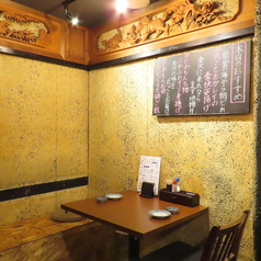 当店は金沢観光の途中に立ち寄るのも最適です。落ち着いた木の温もりのある空間で、旅の疲れを癒しながらゆったりとお食事をどうぞ。多彩な料理、地元野菜を取り入れた一品、地酒を味わいながらご家族やご友人と気兼ねなく座れるテーブル席は、旅の思い出を語り合うのもぴったり。特別なひとときをどうぞ、素敵な思い出を。